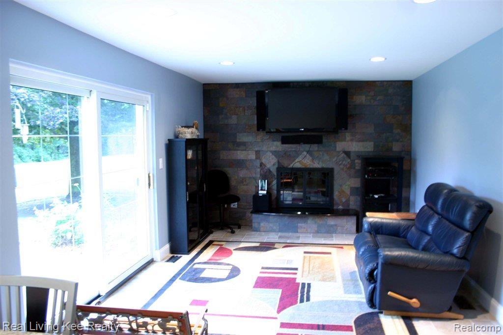 597 South Fieldstone Drive Rochester, MI 48309 - Photo 5 of 21 IMG_1323.jpg