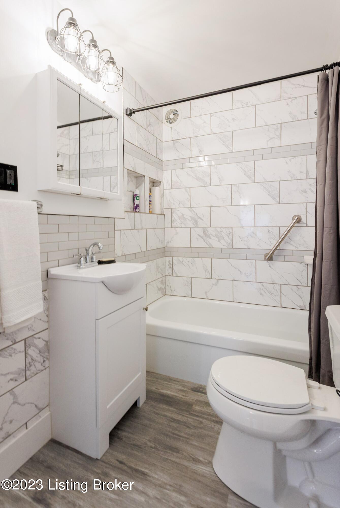4515 Dover Road Louisville, KY 40216 - Photo 13 of 39 Remodeled bath