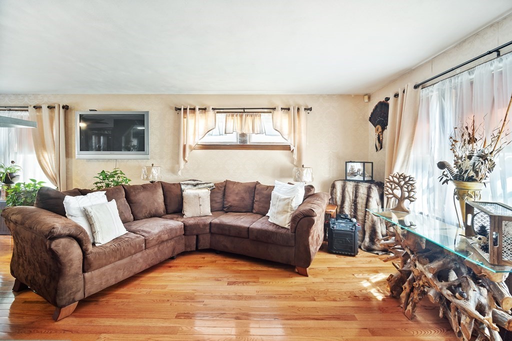 49 Ionia Street Springfield, MA 01109 - Photo 9 of 31 Gallery Image 9