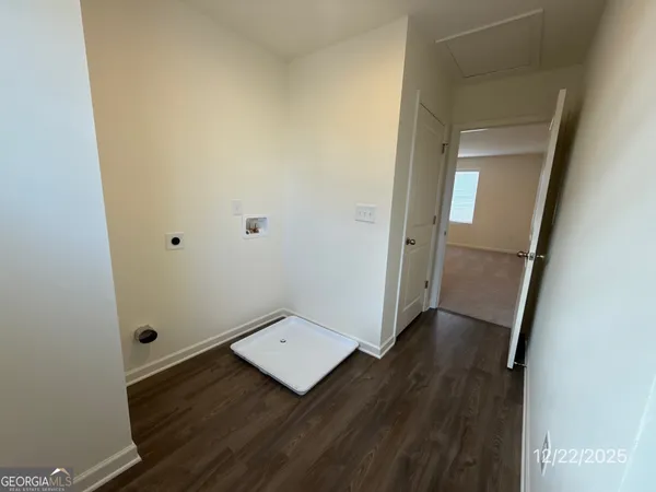an empty room with wooden floor and mirror