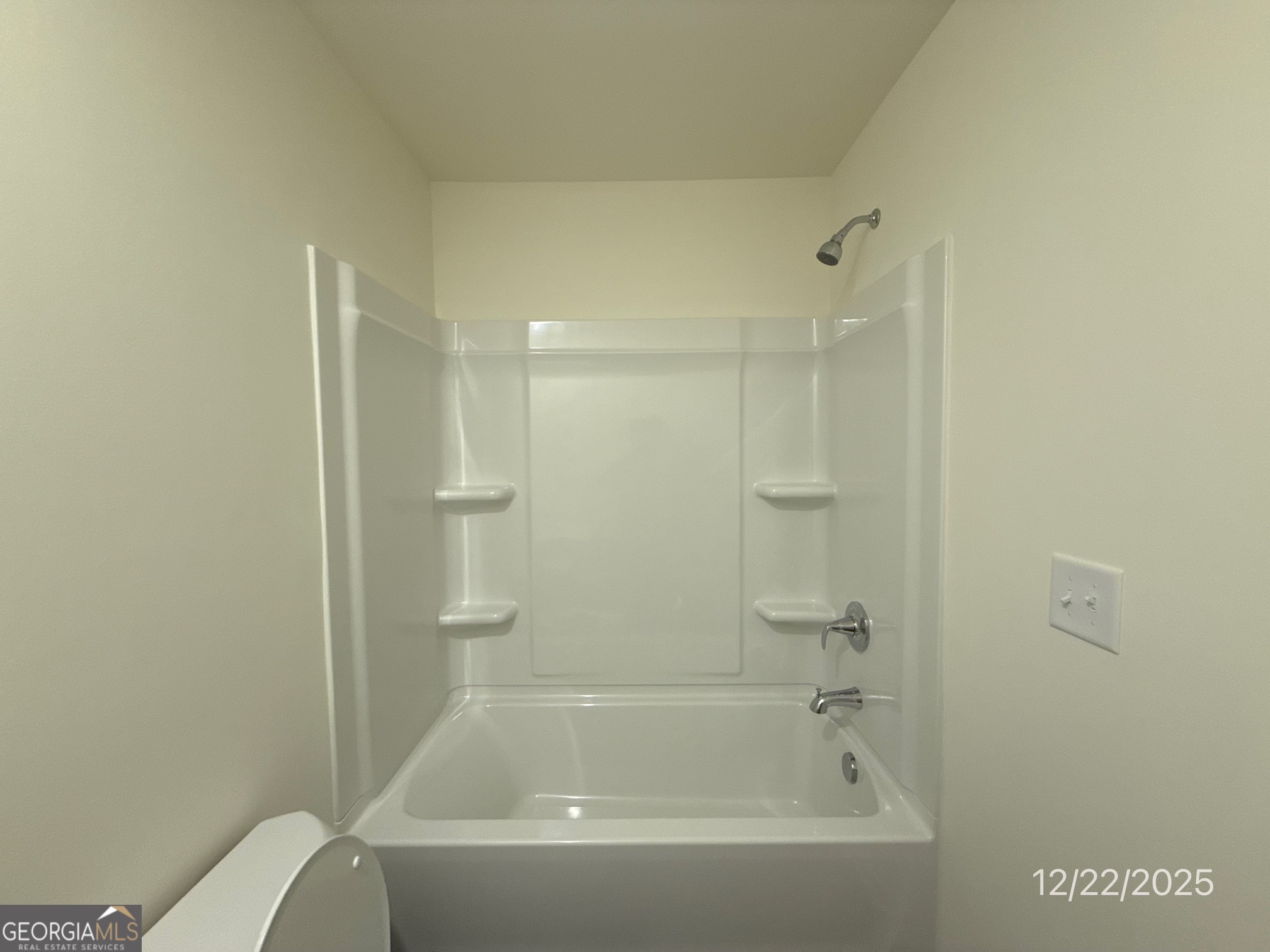 489 Grand Magnolia Street Jackson, GA 30233 - Photo 10 of 19 a bathroom with a bathtub