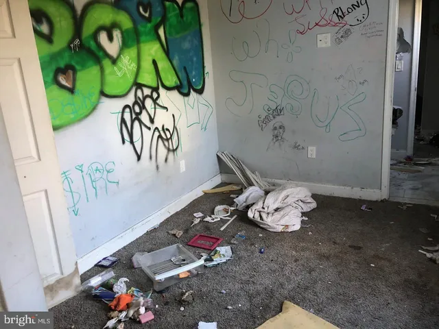 a room with lots of flowers