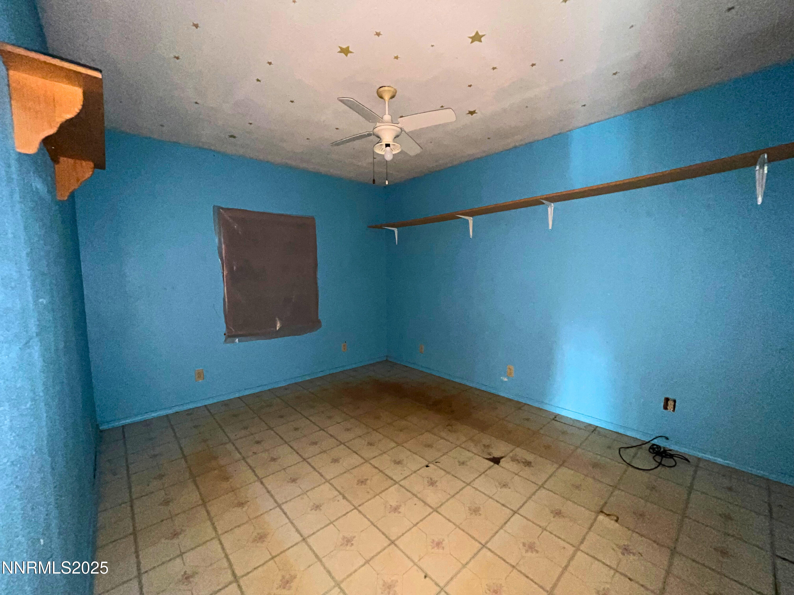 645 K Street Hawthorne, NV 89415 - Photo 10 of 16 an empty room with windows