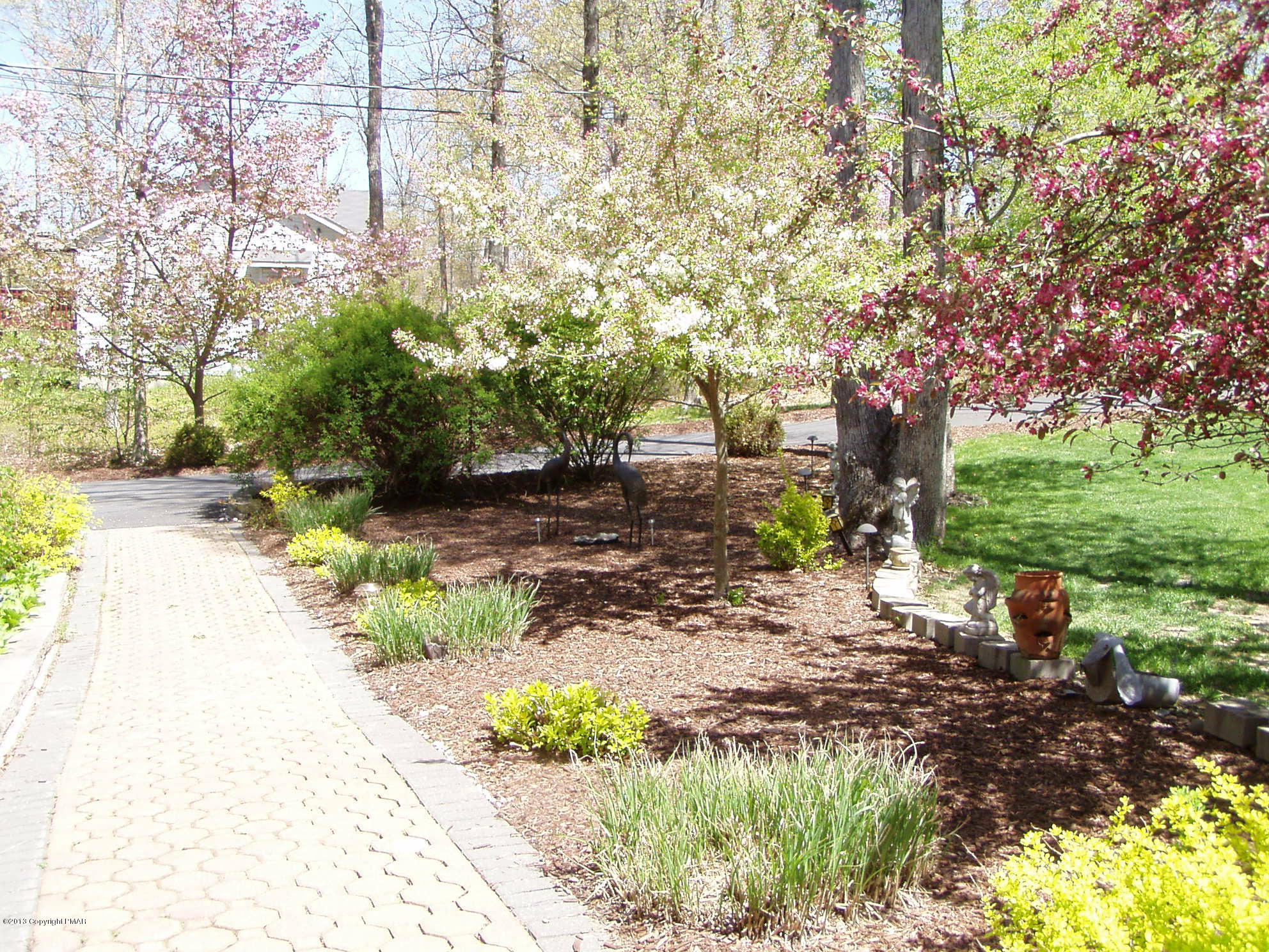 123 Alpine Road Henryville, PA 18332 - Photo 5 of 27 Walkway from front door