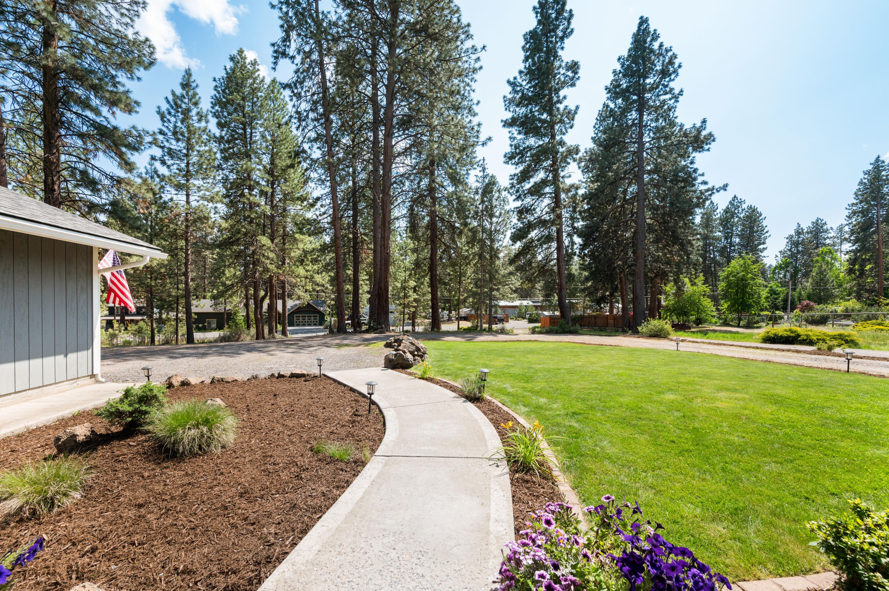 19096 Baker Road Bend, OR 97702 - Photo 39 of 41 Front Walkway