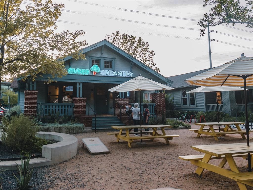 706 Allston Street, Unit B Houston, TX 77007 - Photo 31 of 33 a view of patio with a table and chairs under an umbrella