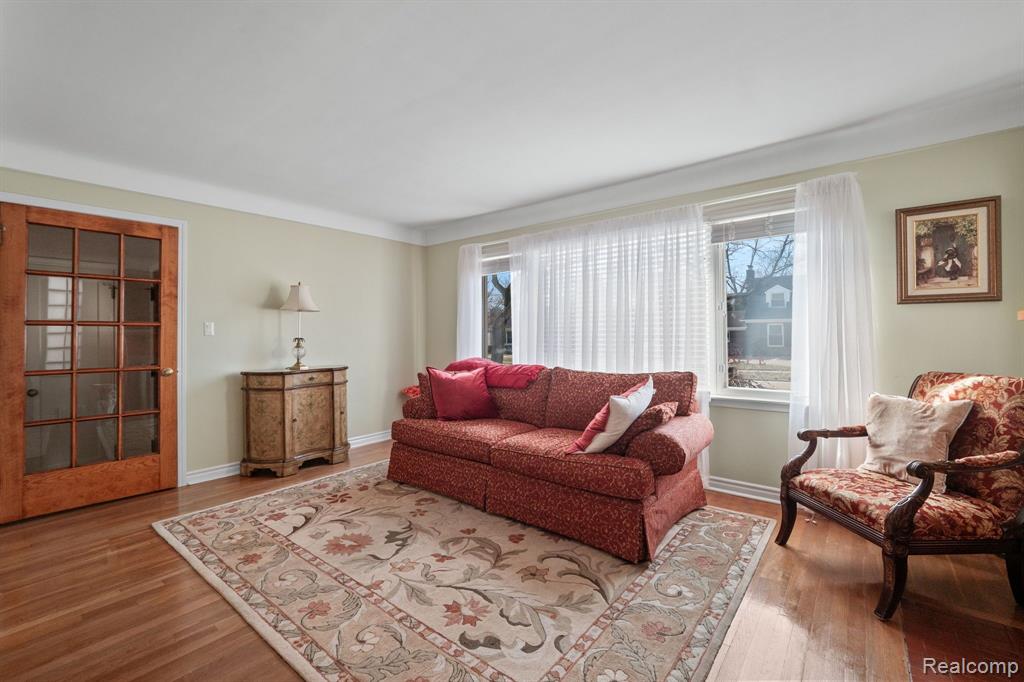 2064 Oxford Road Grosse Pointe Woods, MI 48236 - Photo 4 of 28