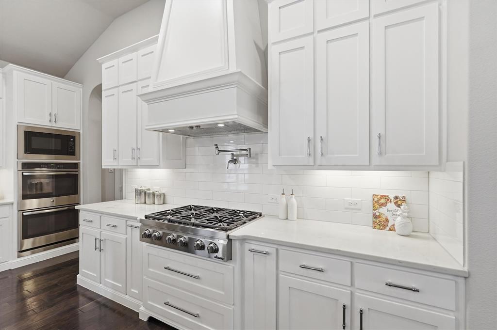 8713 Homestead Boulevard Rowlett, TX 75089 - Photo 5 of 28 a kitchen with white cabinets and appliances