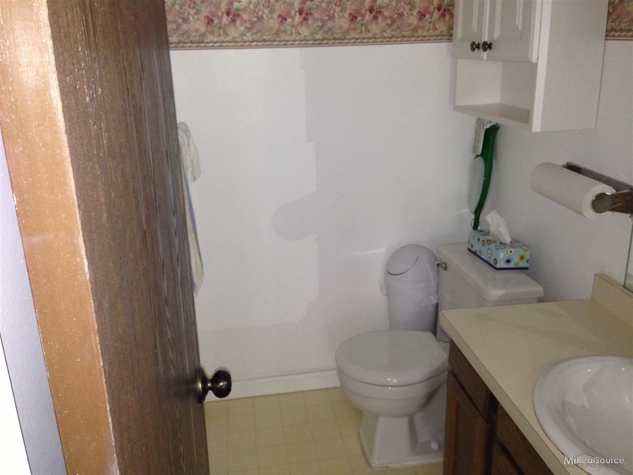 1390 Cresscent Rochester, MI 48309 - Photo 9 of 16 31160855-8.JPG