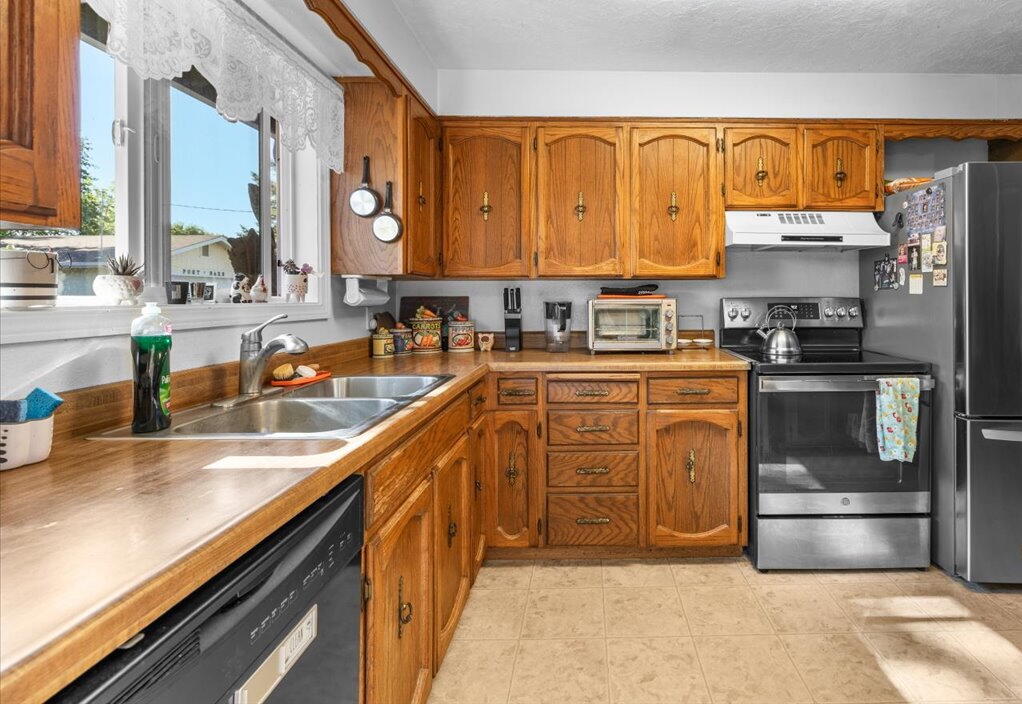 2346 Springbrook Road Medford, OR 97504 - Photo 6 of 10 6