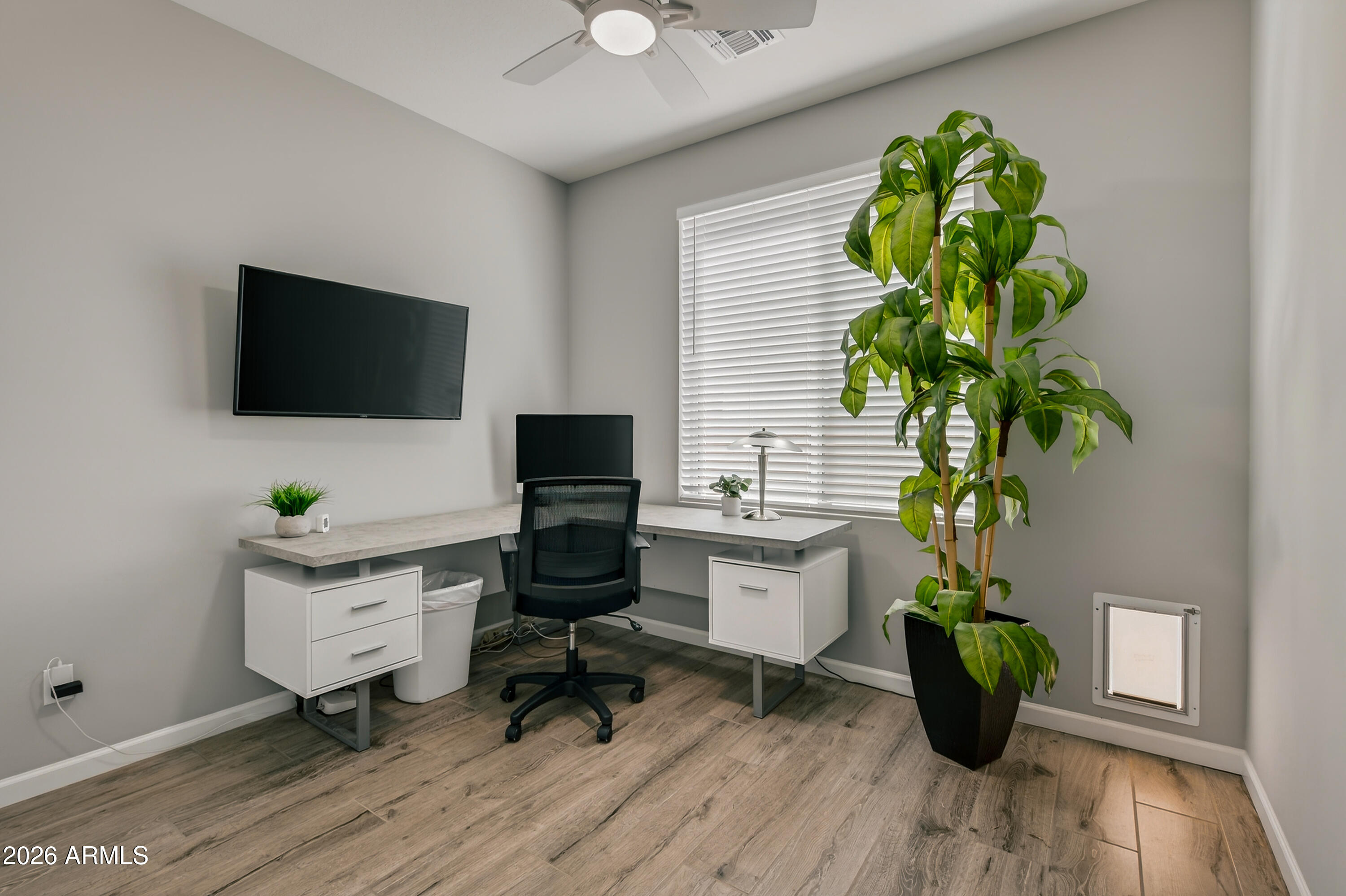 495 Cleopatra Hill Road Clarkdale, AZ 86324 - Photo 20 of 33 a living room with furniture and a potted plant
