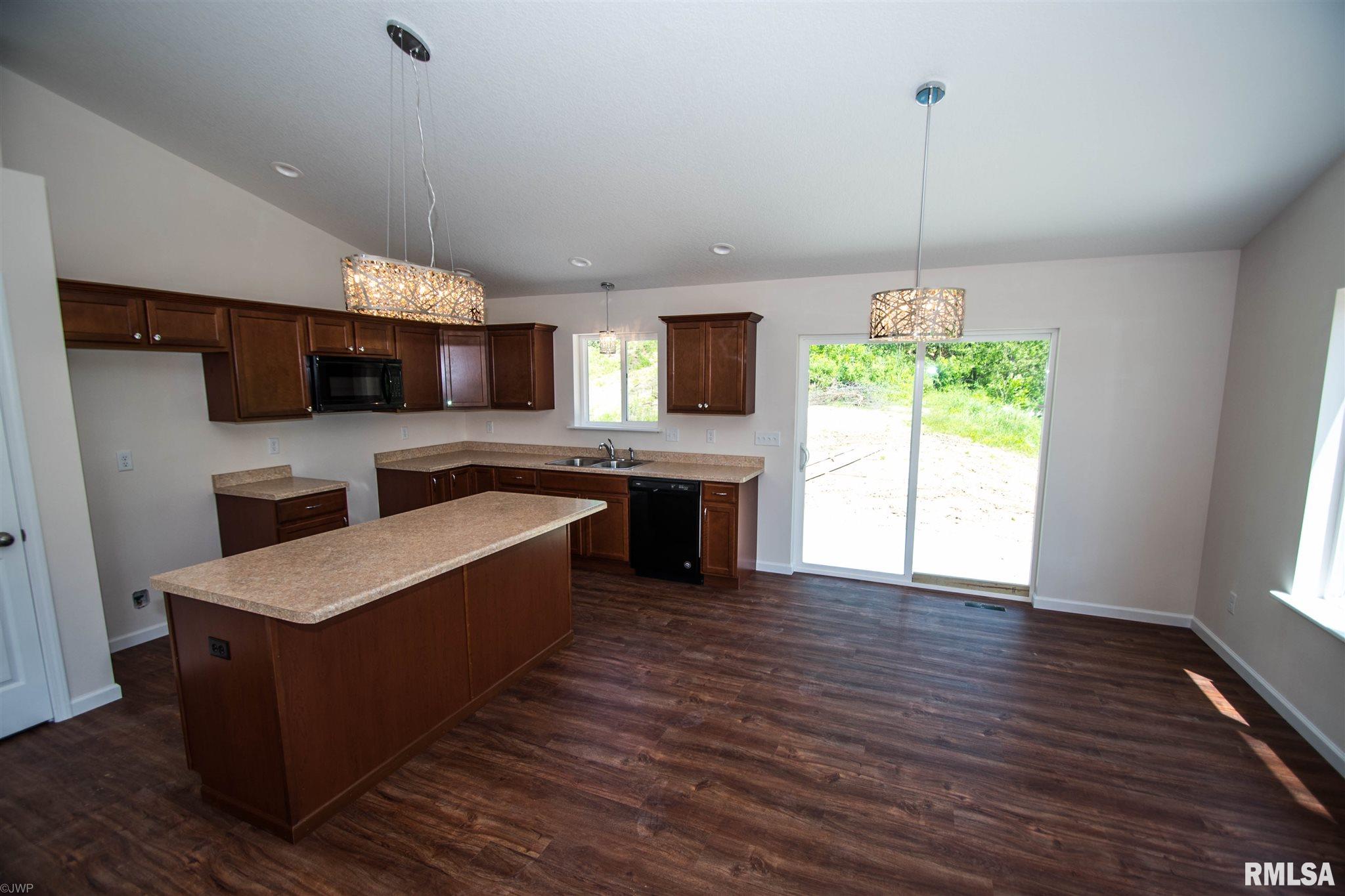 1239 Waverly Road Davenport, IA 52804 - Photo 4 of 27 Gallery Image 4
