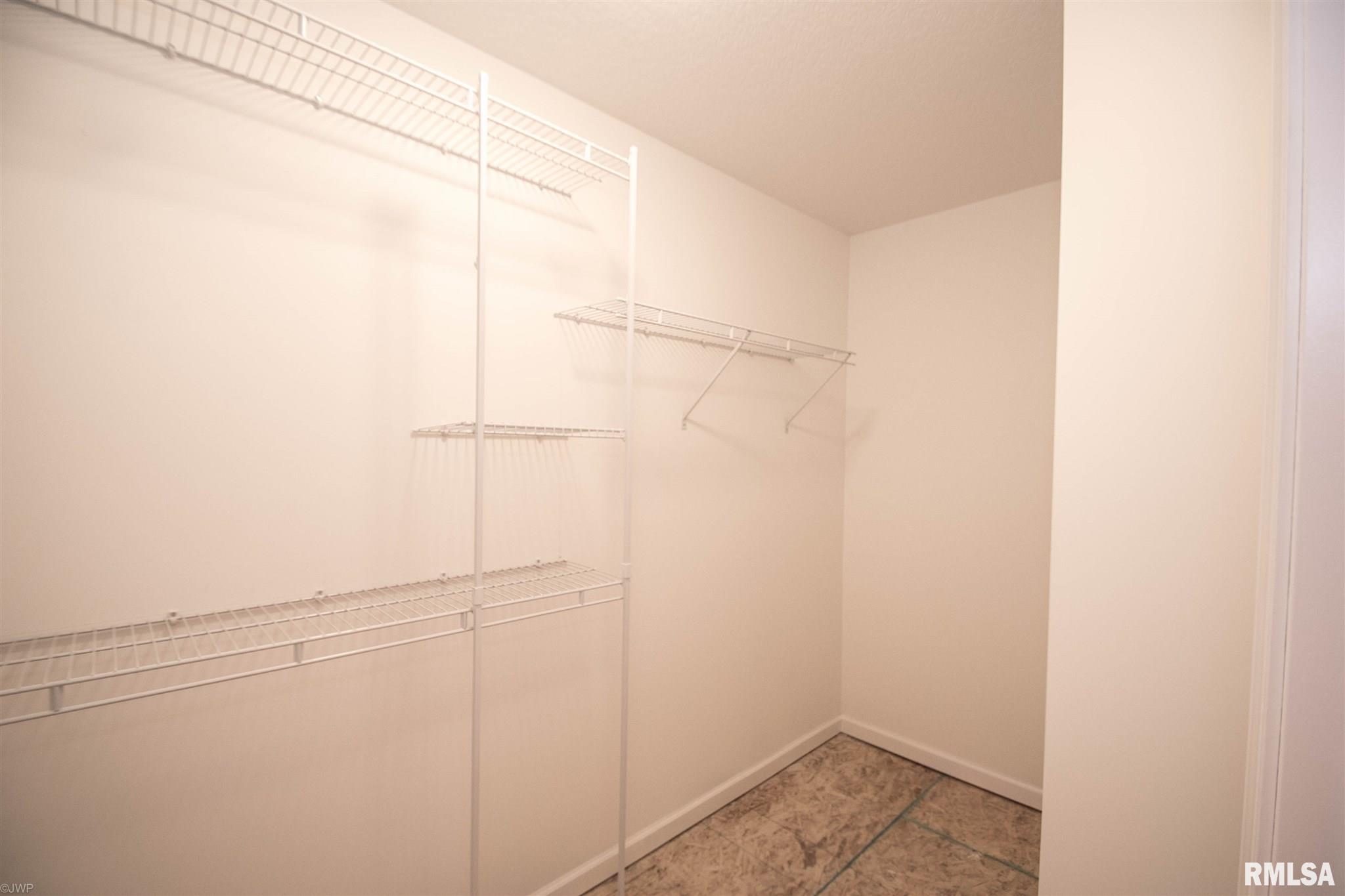 1239 Waverly Road Davenport, IA 52804 - Photo 9 of 27 Gallery Image 9