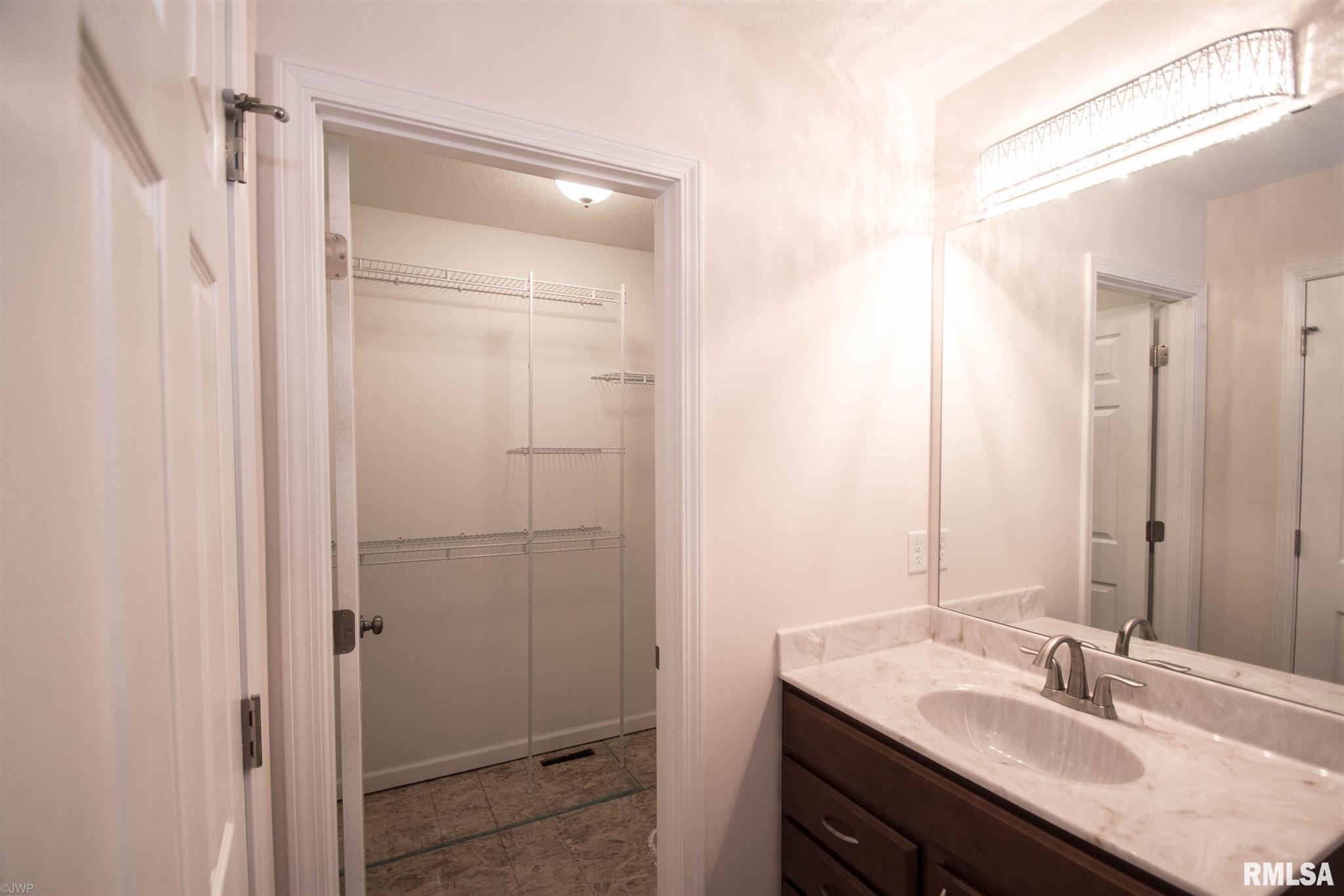 1239 Waverly Road Davenport, IA 52804 - Photo 10 of 27 Gallery Image 10