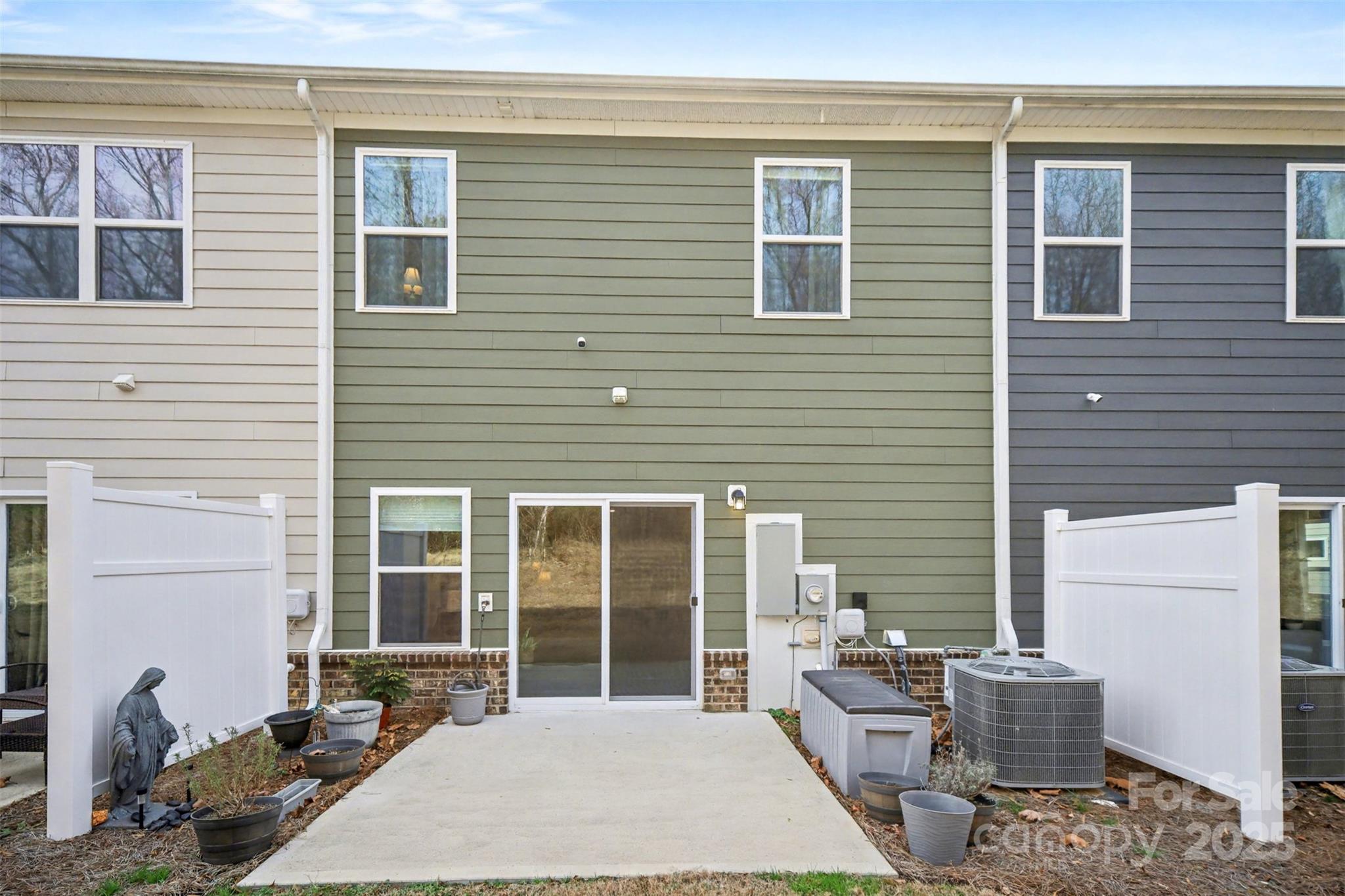 226 Quinn Road Matthews, NC 28104 - Photo 29 of 30 a view of a house with backyard and sitting area