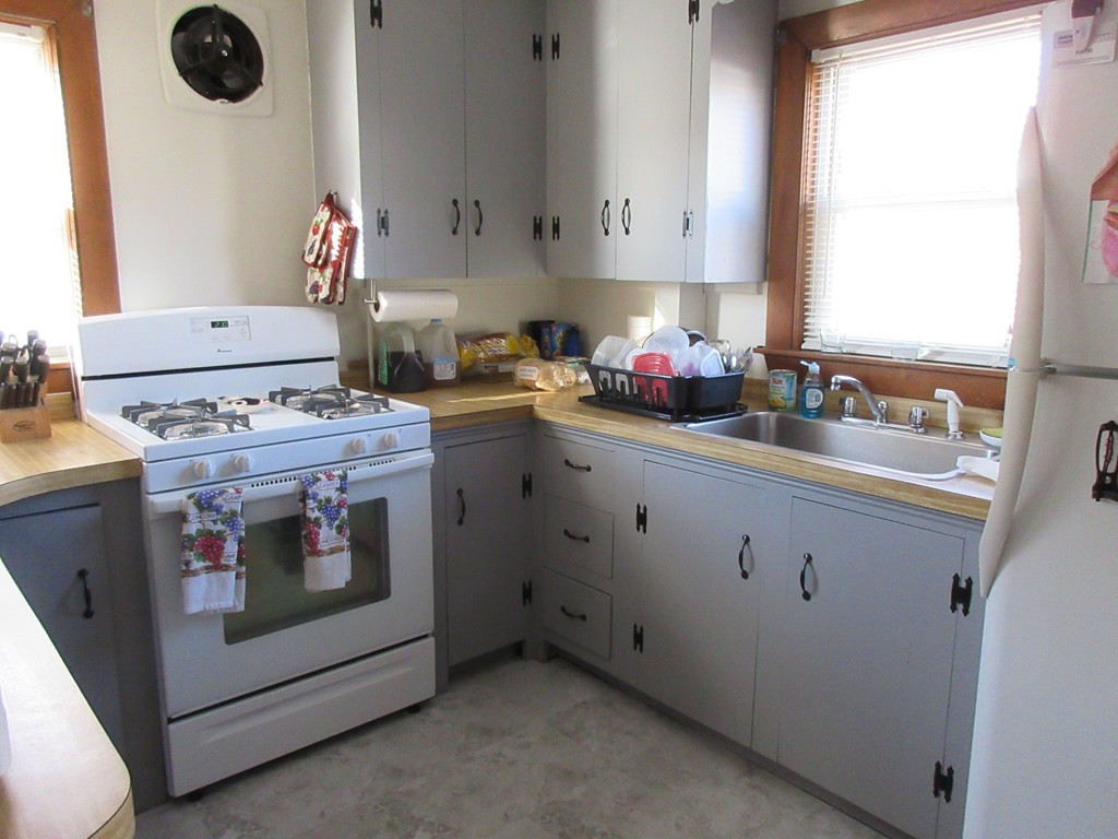 76 Howe Street Fall River, MA 02724 - Photo 5 of 25 Gallery Image 5