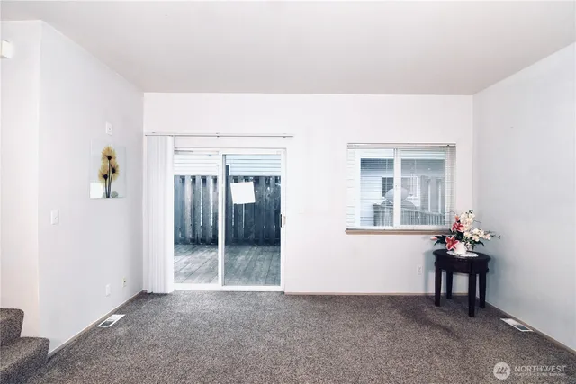 a view of livingroom with furniture