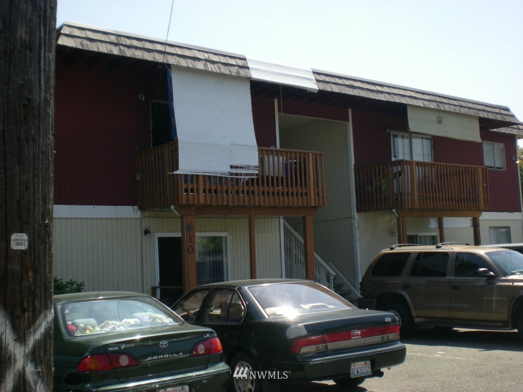 610 Moses Lane South Renton, WA 98057 - Photo 2 of 3 a car parked in front of a house