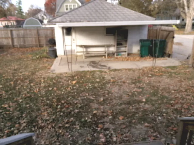 a view of a house with backyard