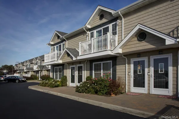 $3,005 | 60 Front Street, Unit B208, East Rockaway, NY 11518