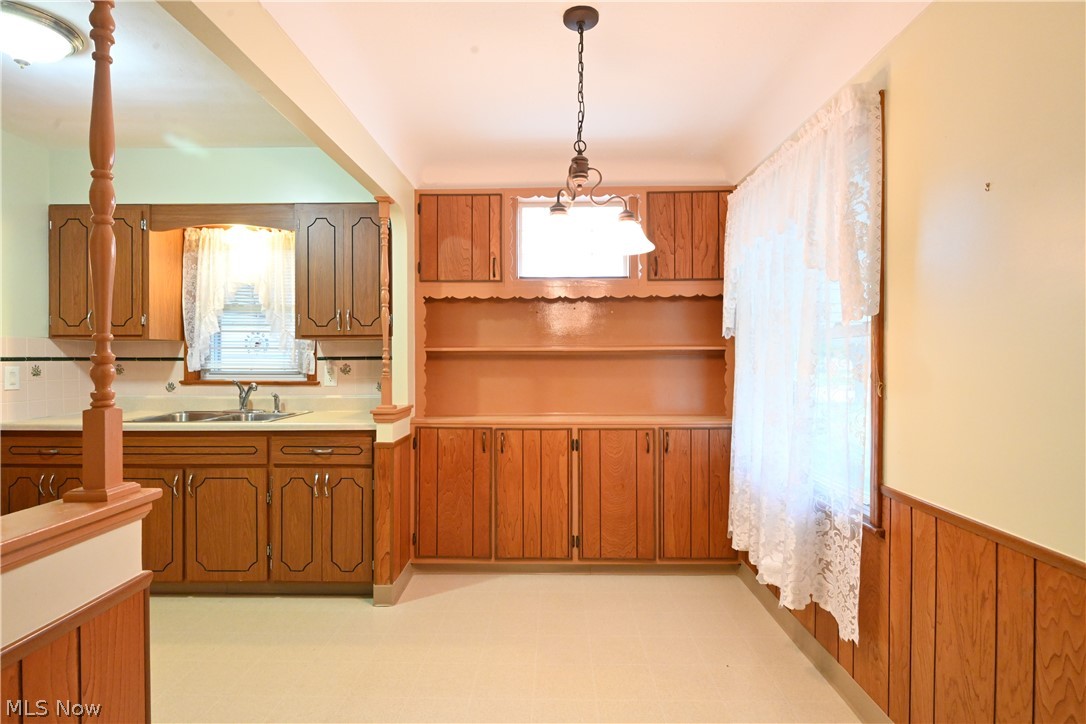 6210 Ridgewood Avenue Cleveland, OH 44129 - Photo 6 of 30 Eat-in kitchen