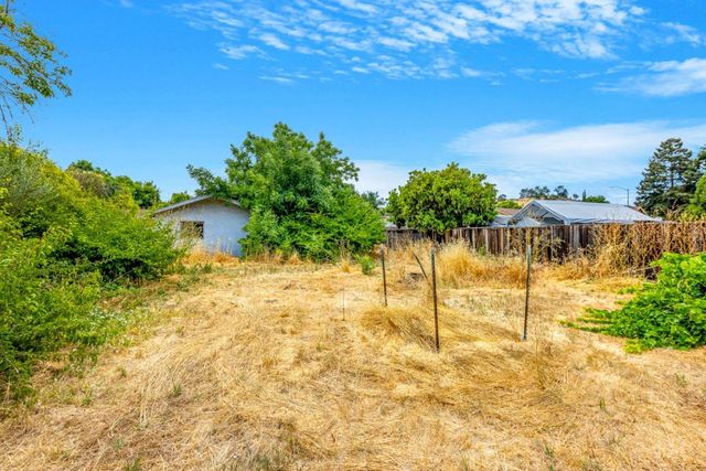 a view of a yard with an trees