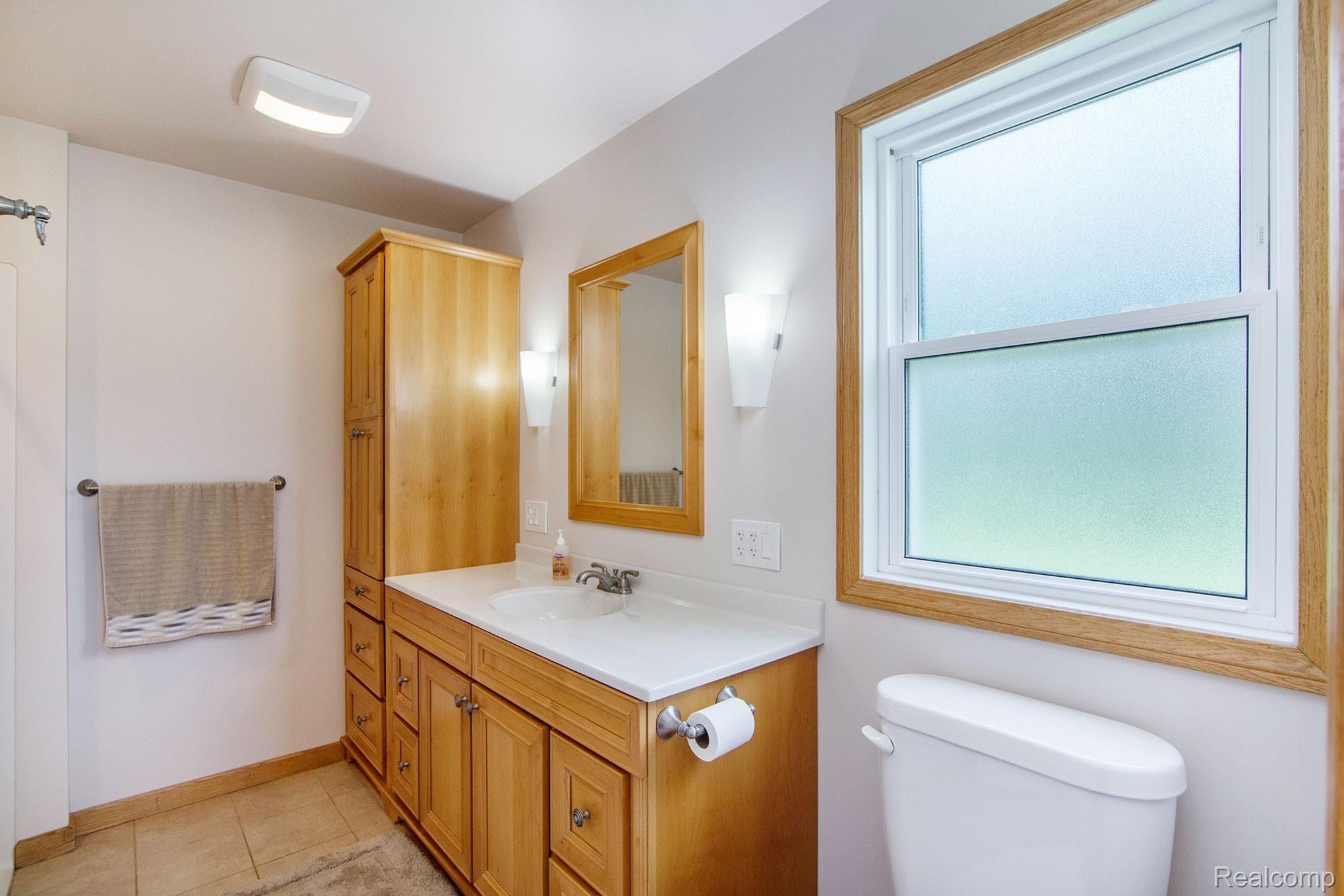 4425 Genesee Road Lapeer, MI 48446 - Photo 9 of 20 Master Bath