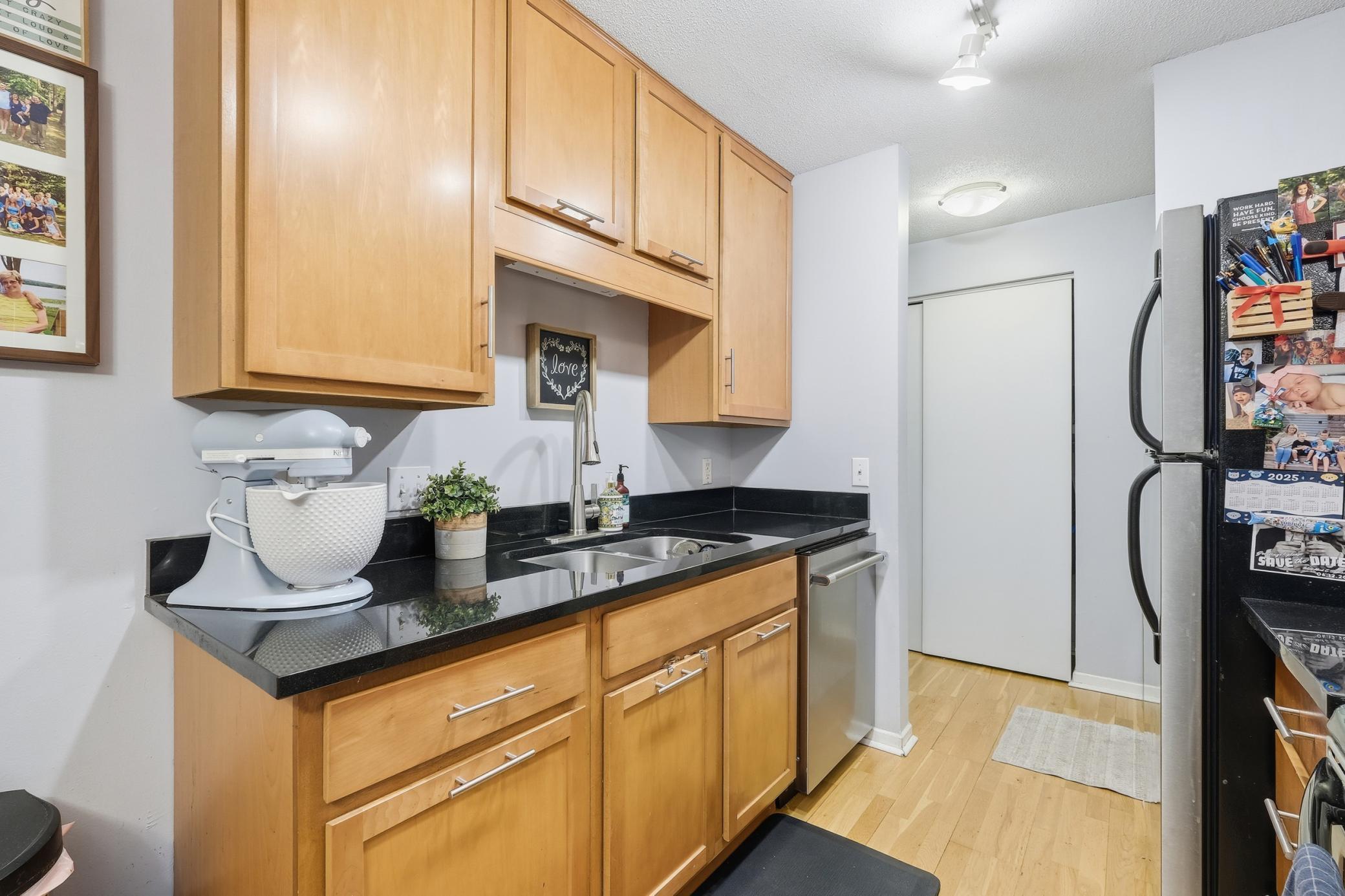 520 Ridgewood Avenue, Unit 107 Minneapolis, MN 55403 - Photo 10 of 18