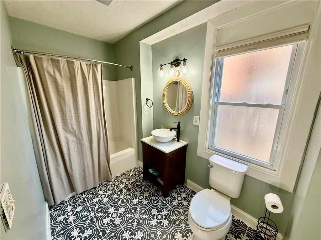 615 Tripoli Street Pittsburgh, PA 15212 - Photo 9 of 22 1st floor full bath