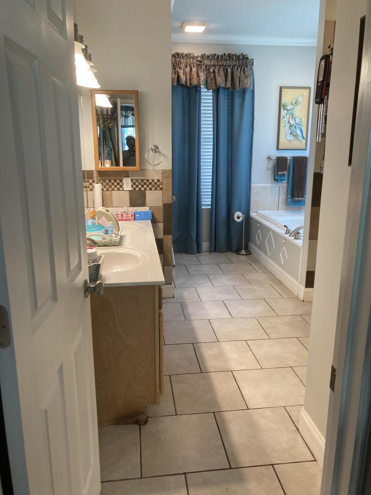 121 Carson Place Clinton, TN 37716 - Photo 28 of 39 Upstair Bath