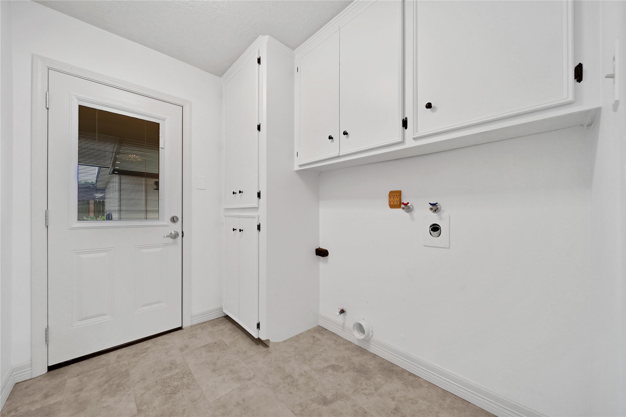 9411 Roos Road Houston, TX 77036 - Photo 22 of 41 a view of an empty room