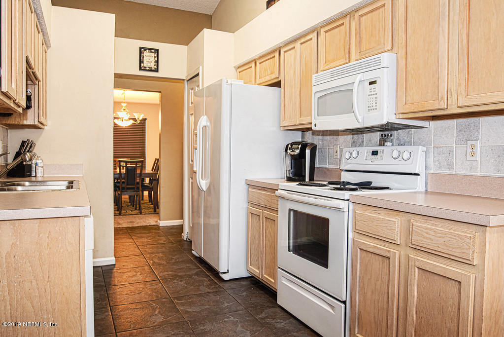 550 Whitfield Road Jacksonville, FL 32221 - Photo 5 of 19 Whitfield kitchen