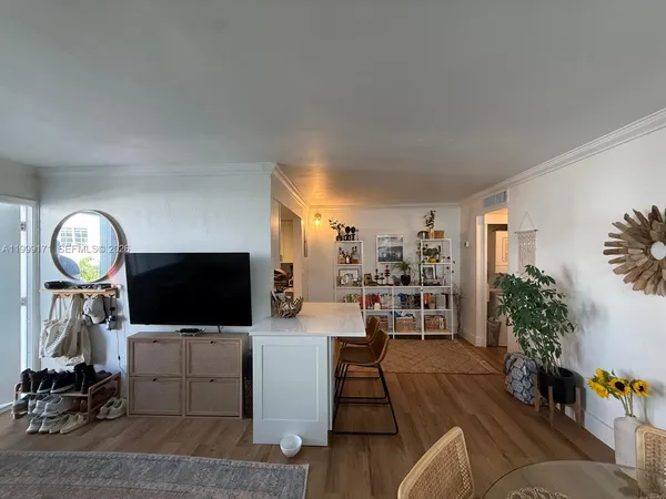 $2,500 | 801 Meridian Avenue, Unit 2D, Miami Beach, FL 33139