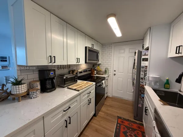 $2,500 | 801 Meridian Avenue, Unit 2D, Miami Beach, FL 33139