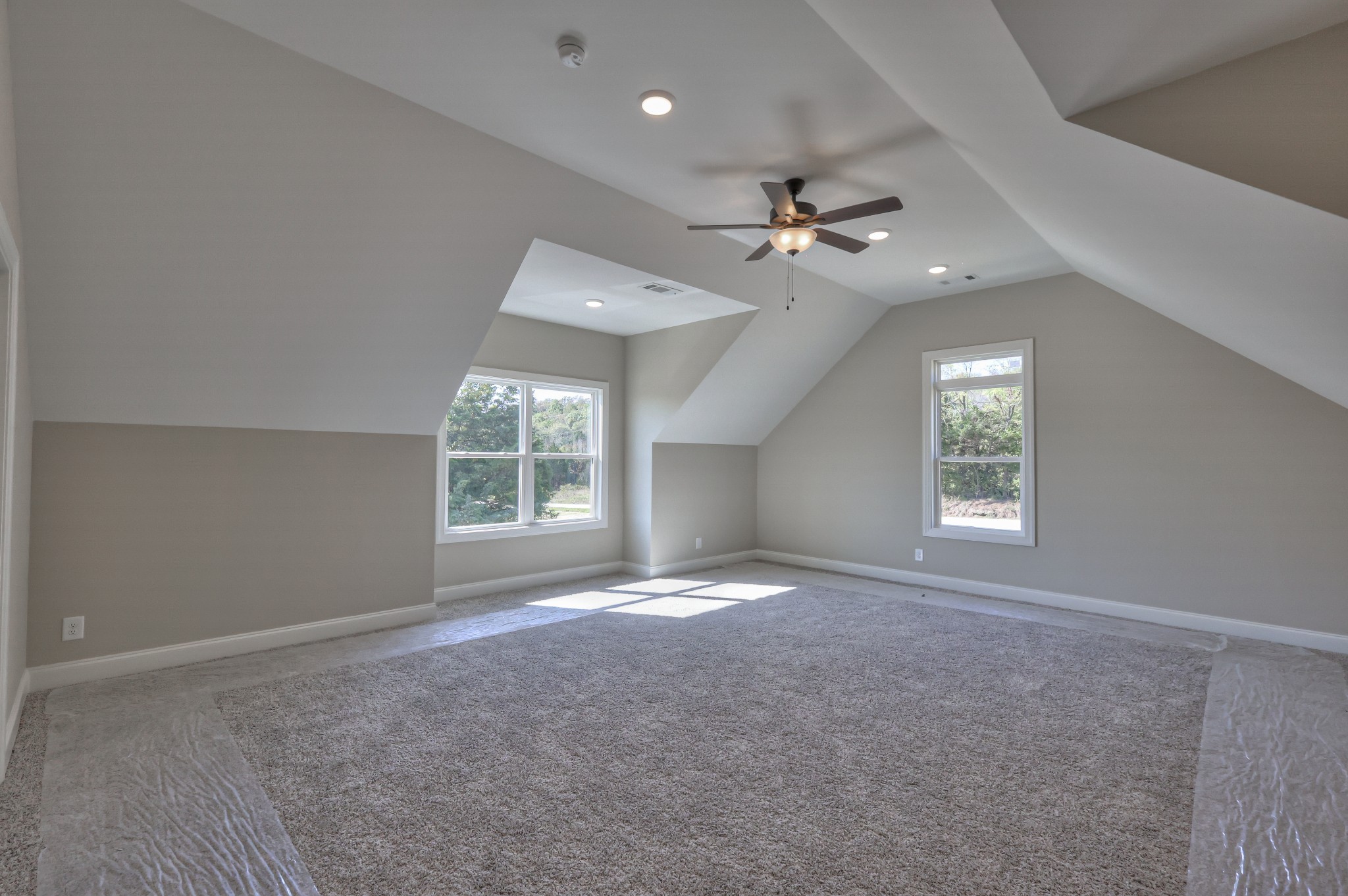 1875 Templow Road Bethpage, TN 37022 - Photo 19 of 49 an empty room with windows and ceiling fan