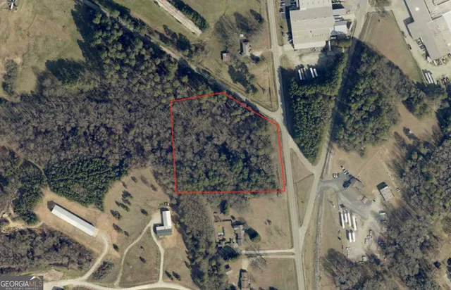 a view of a pathway both side of building