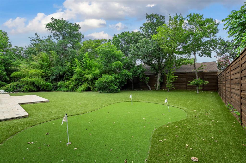13032 Copenhill Road Dallas, TX 75240 - Photo 37 of 40 Turf with putting green