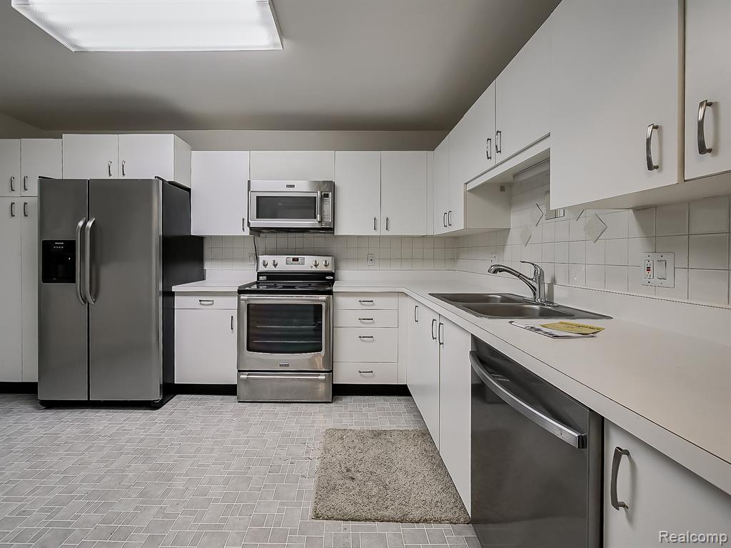 30414 Orchard Lake Road, Unit 12 Farmington, MI 48334 - Photo 3 of 33