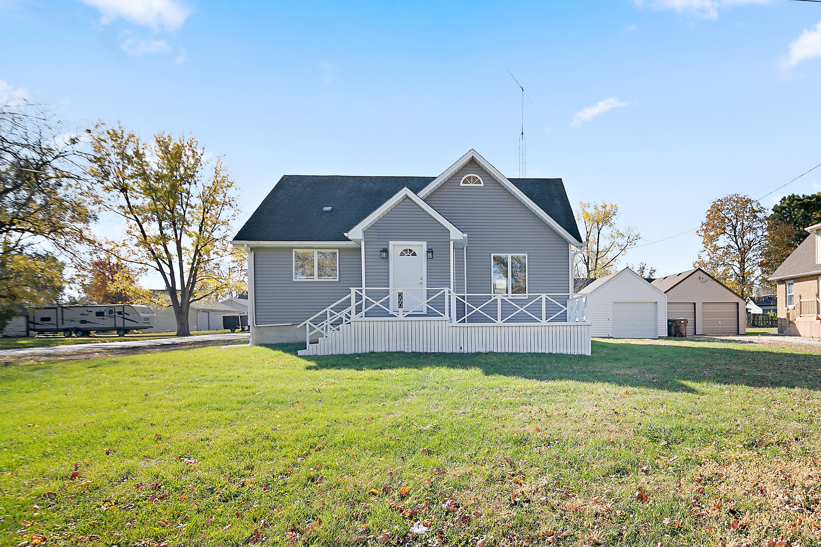 290 East 1st Avenue Clifton, IL 60927 - Photo 2 of 20 a front view of a house with a yard