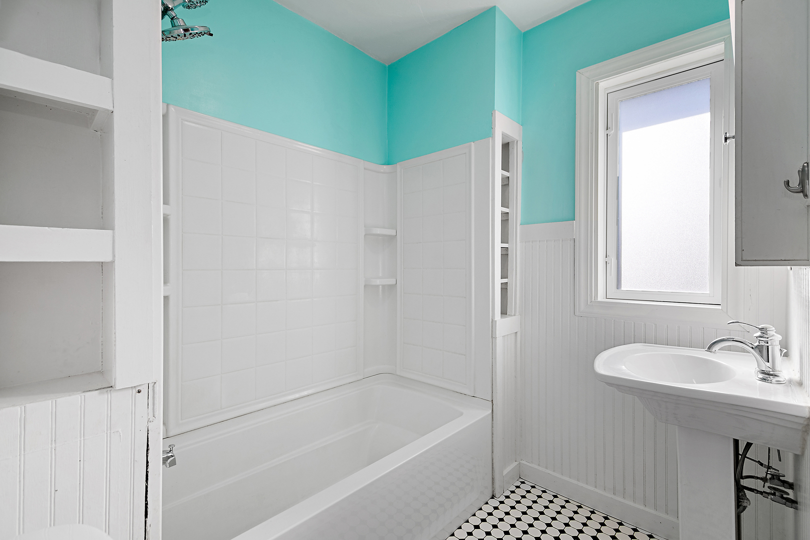 290 East 1st Avenue Clifton, IL 60927 - Photo 9 of 20 a bathroom with a shower and a sink