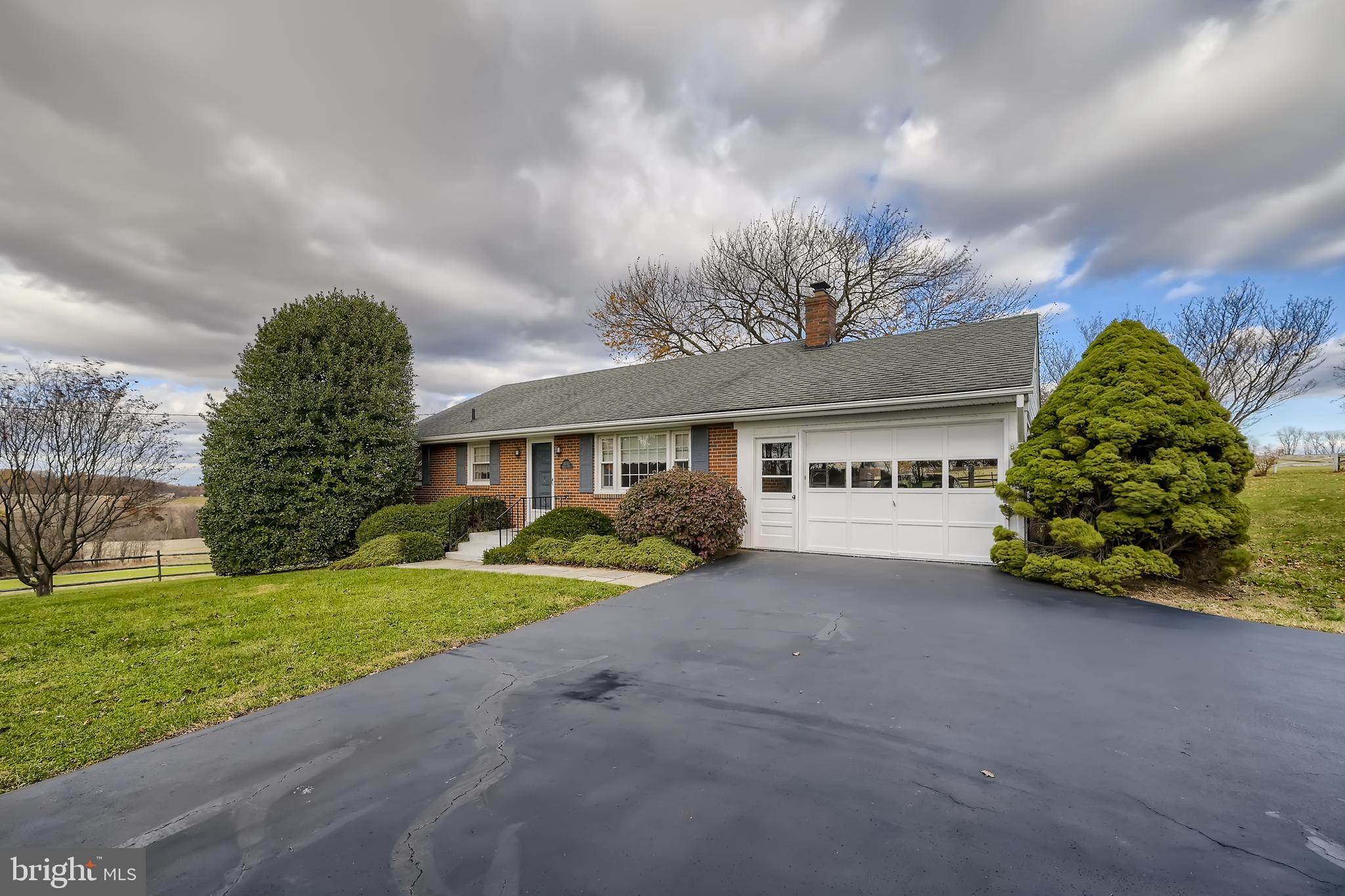 11735 Hawkes Road Clarksburg, MD 20871 - Photo 2 of 28 Gallery Image 2