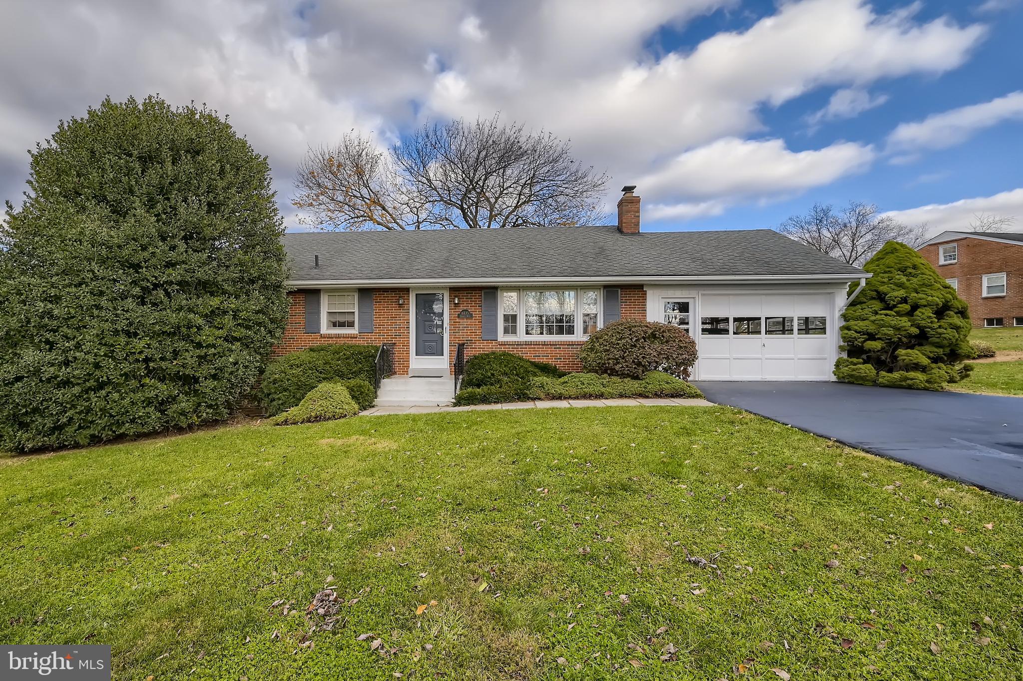 11735 Hawkes Road Clarksburg, MD 20871 - Photo 3 of 28 Gallery Image 3