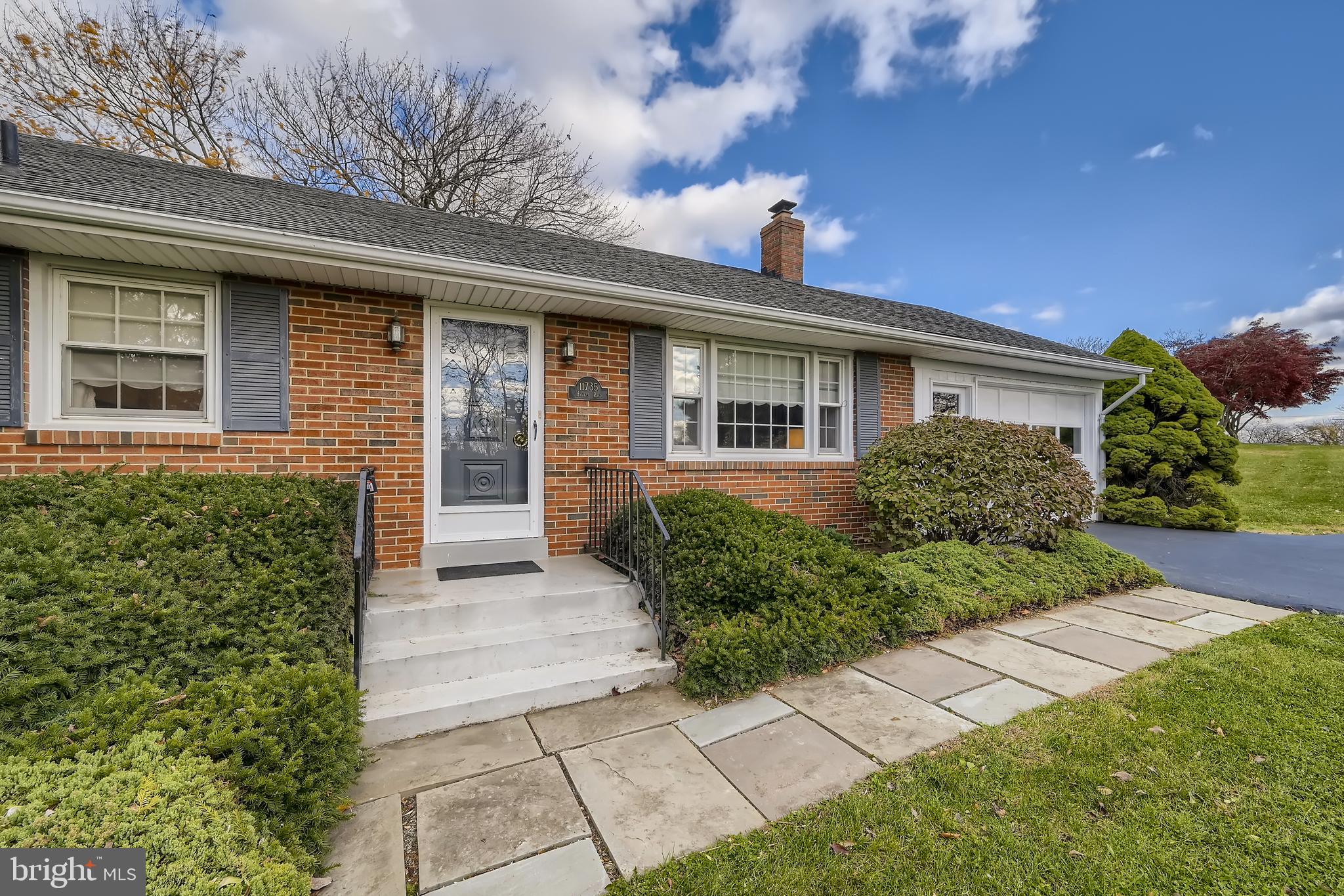 11735 Hawkes Road Clarksburg, MD 20871 - Photo 4 of 28 Gallery Image 4