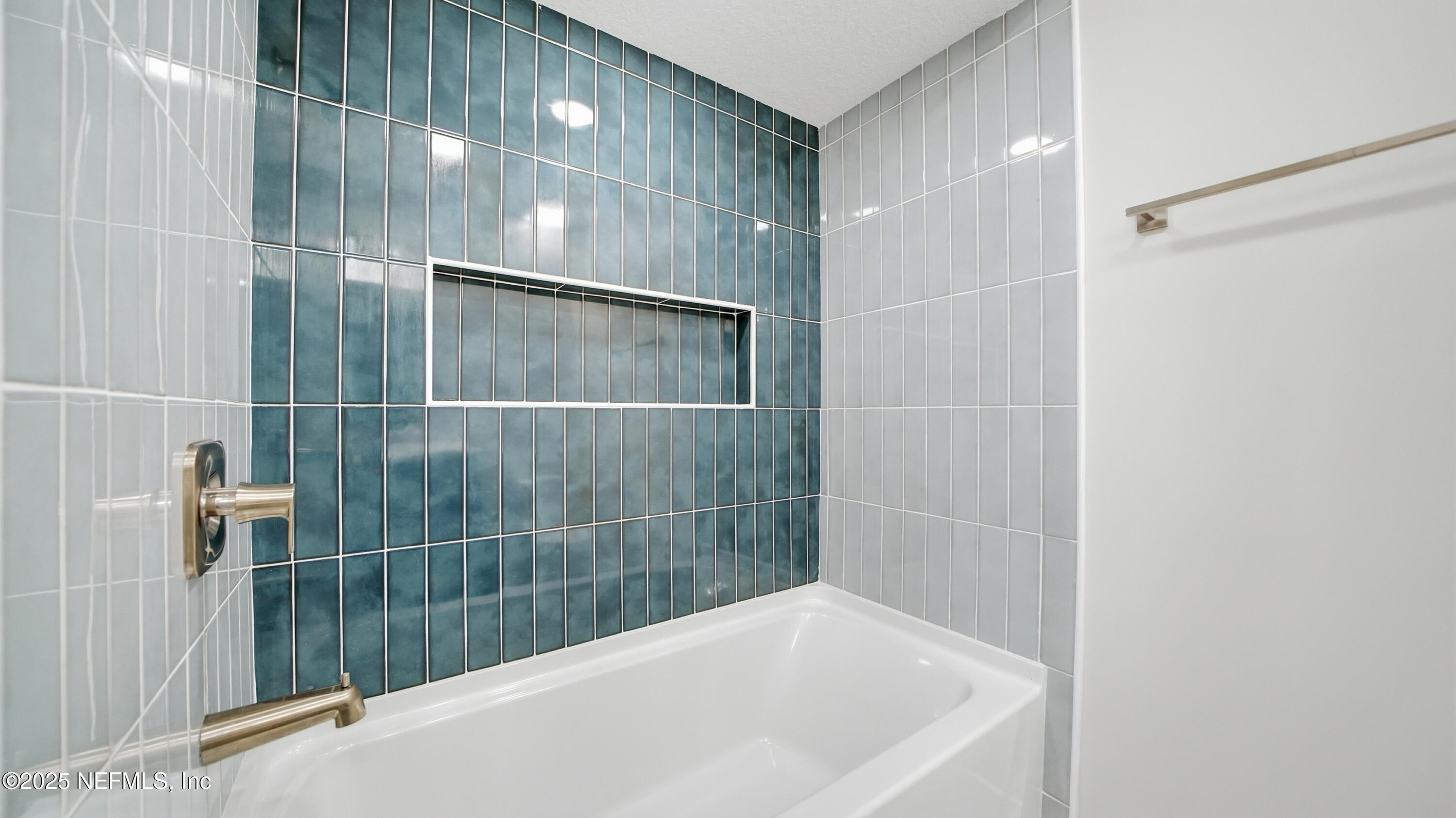 3217 Turtle Creek Road St. Augustine, FL 32086 - Photo 37 of 57 a bathroom with a bathtub