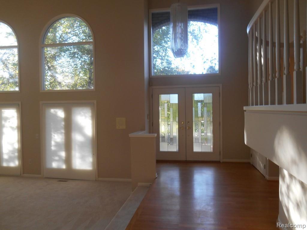 6369 Cherry Tree Court Rochester, MI 48306 - Photo 2 of 25 DSCN1118 (Medium).jpg