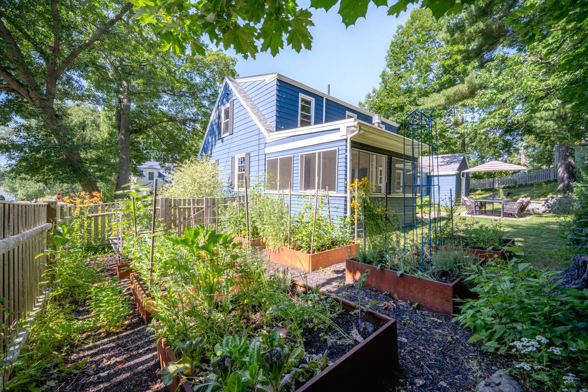 111 Elizabeth Road Portland, ME 04102 - Photo 6 of 48 111 Elizabeth Road Side garden
