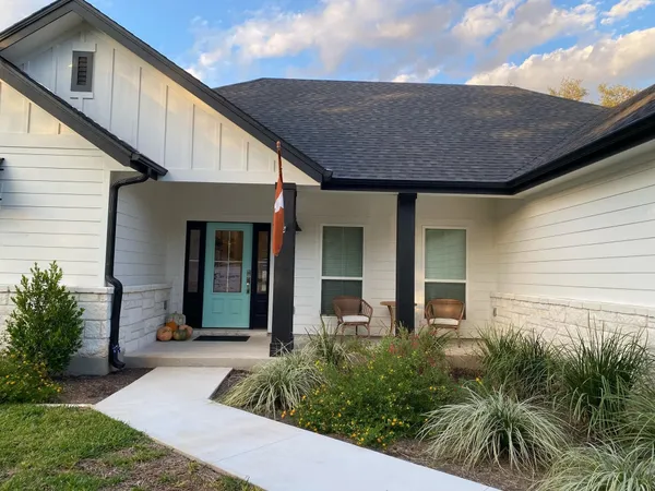 $2,600 | 315 Bluebird Circle, Highland Haven, TX 78654