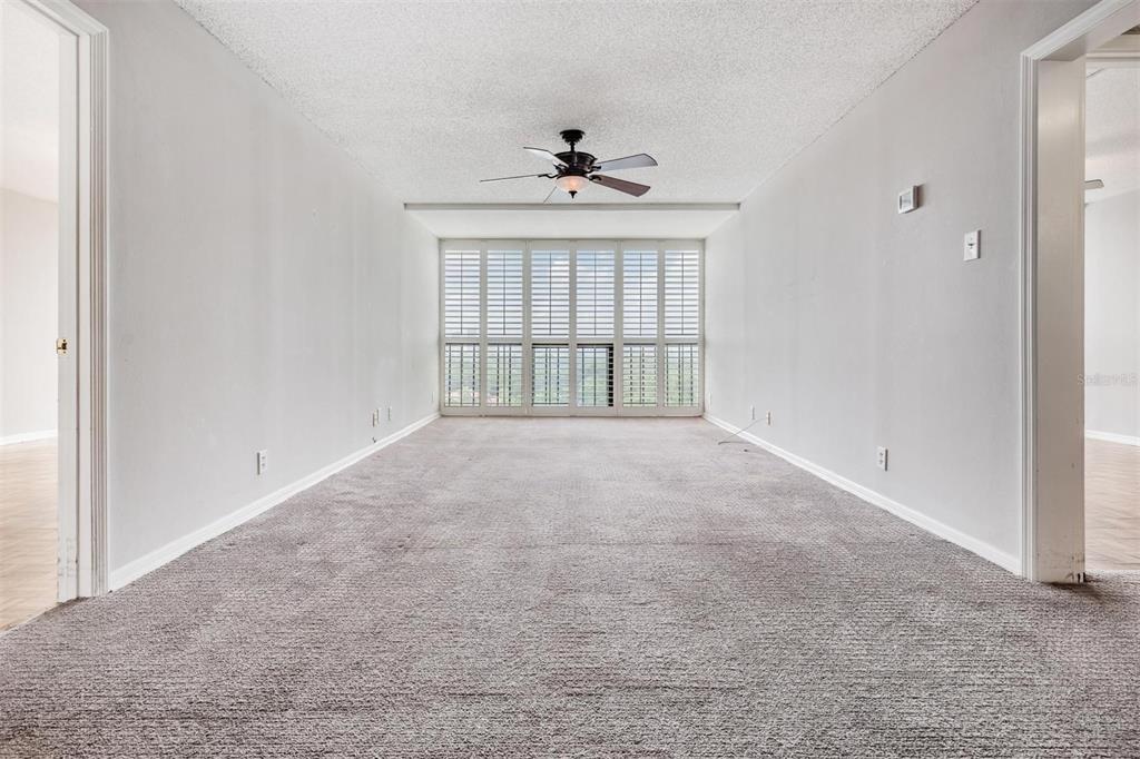 3211 West Swann Avenue, Unit 907 Tampa, FL 33609 - Photo 16 of 32 an empty room with windows and cabinet