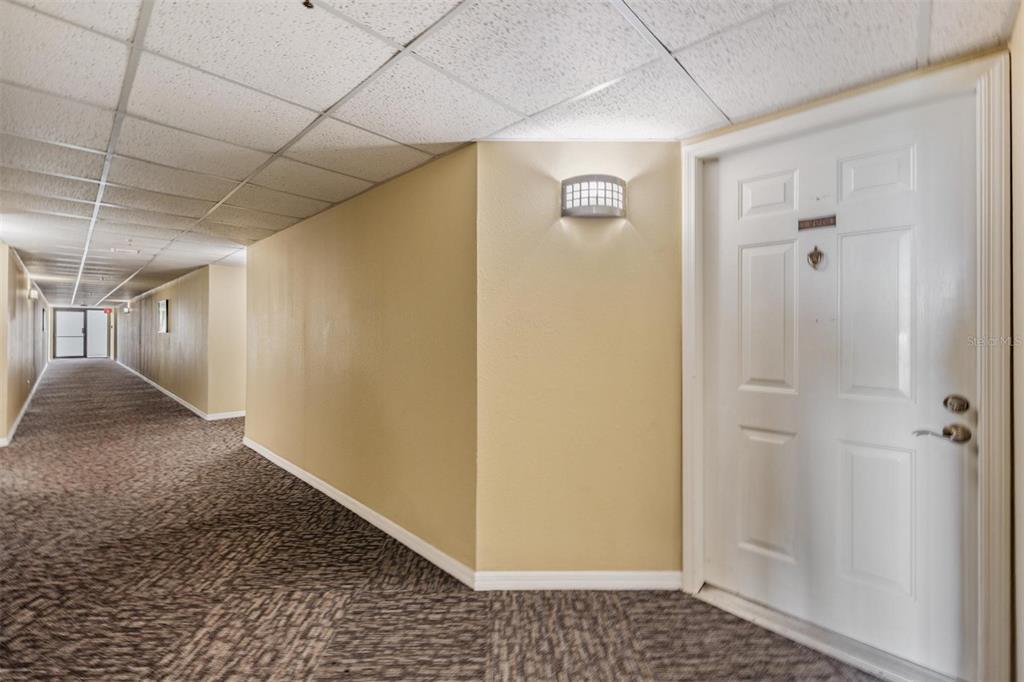 3211 West Swann Avenue, Unit 907 Tampa, FL 33609 - Photo 28 of 32 a view of a hallway