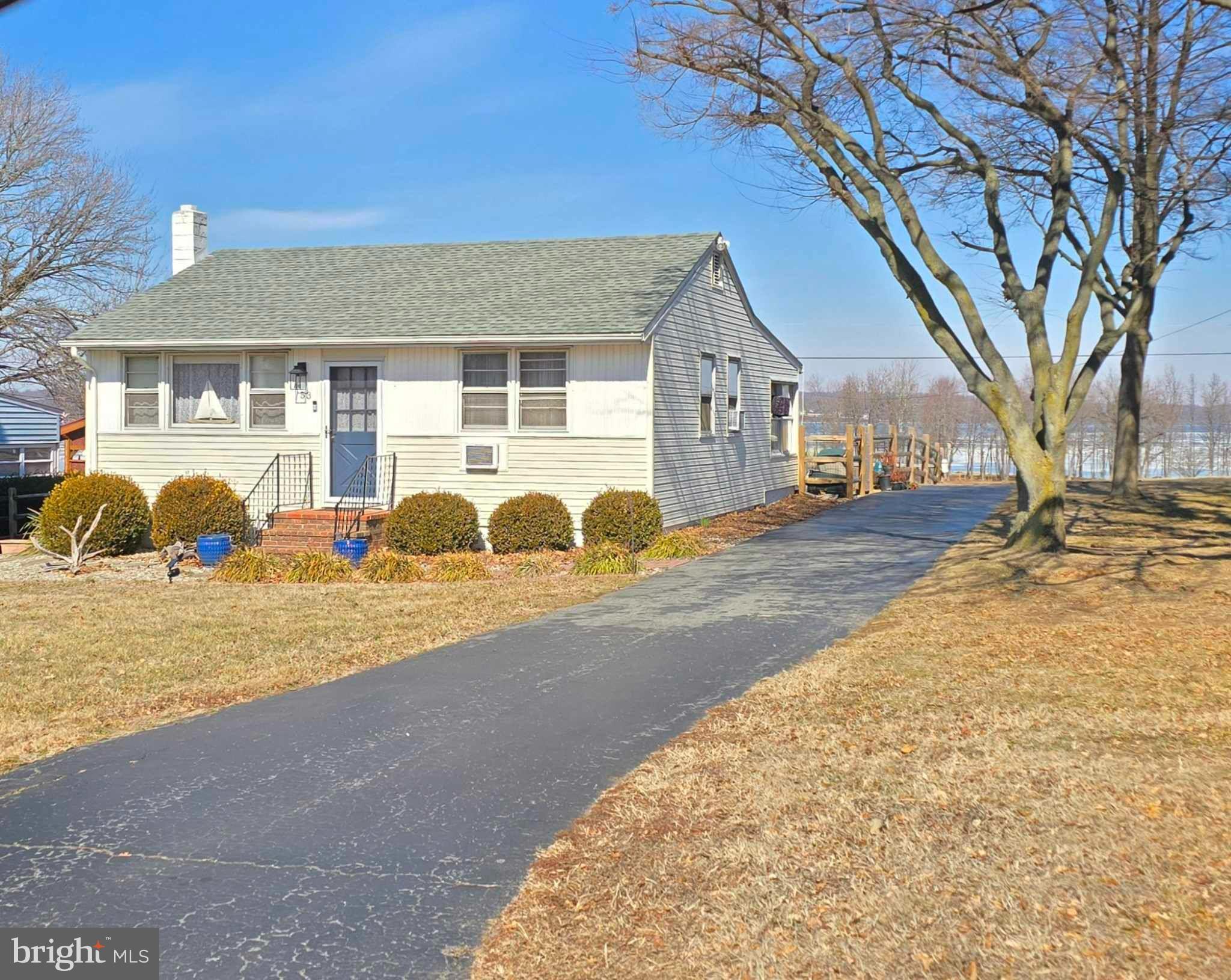 a view of a yard with a house